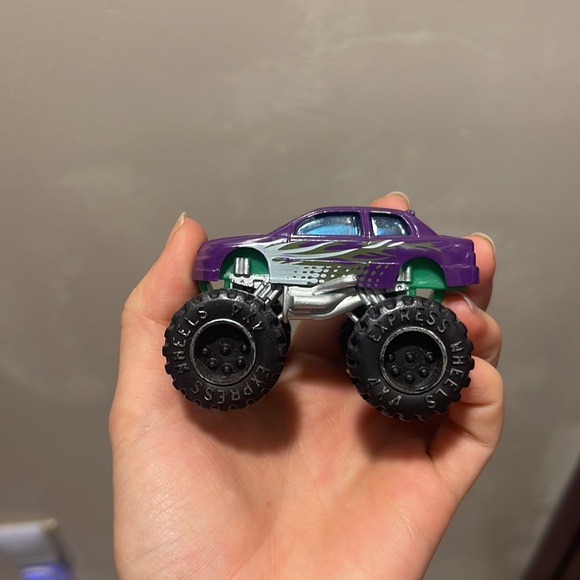 4x4 express wheels toy car - Picture 4 of 7